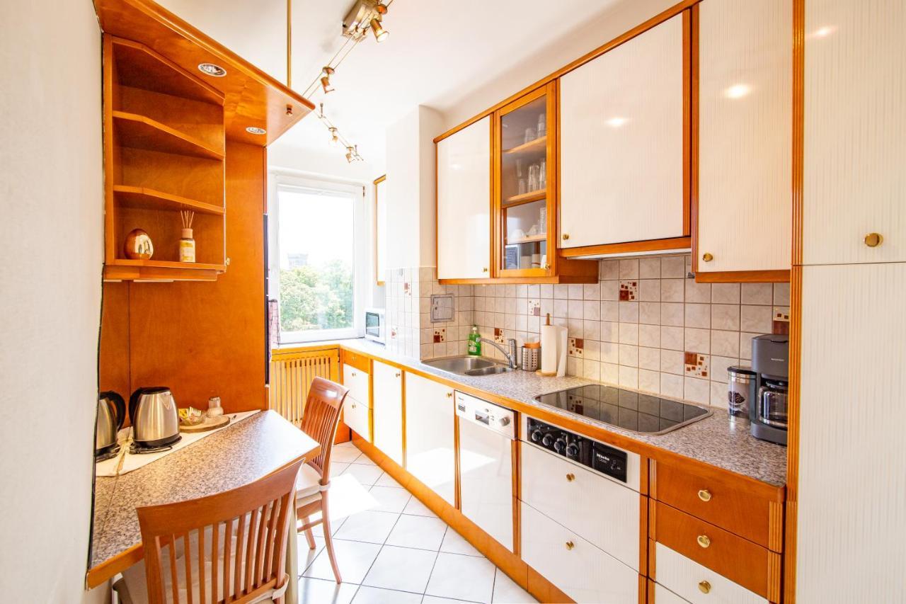 Best Rated Central Apartment Vienna - Ac, Wifi, 24H7Days Self Check-In, Board Games, Netflix Luaran gambar