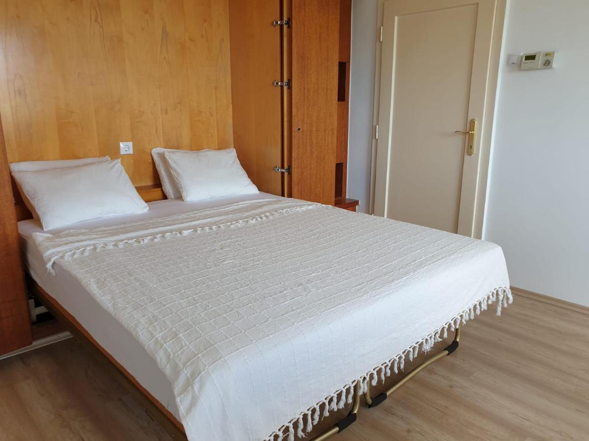Best Rated Central Apartment Vienna - Ac, Wifi, 24H7Days Self Check-In, Board Games, Netflix Luaran gambar