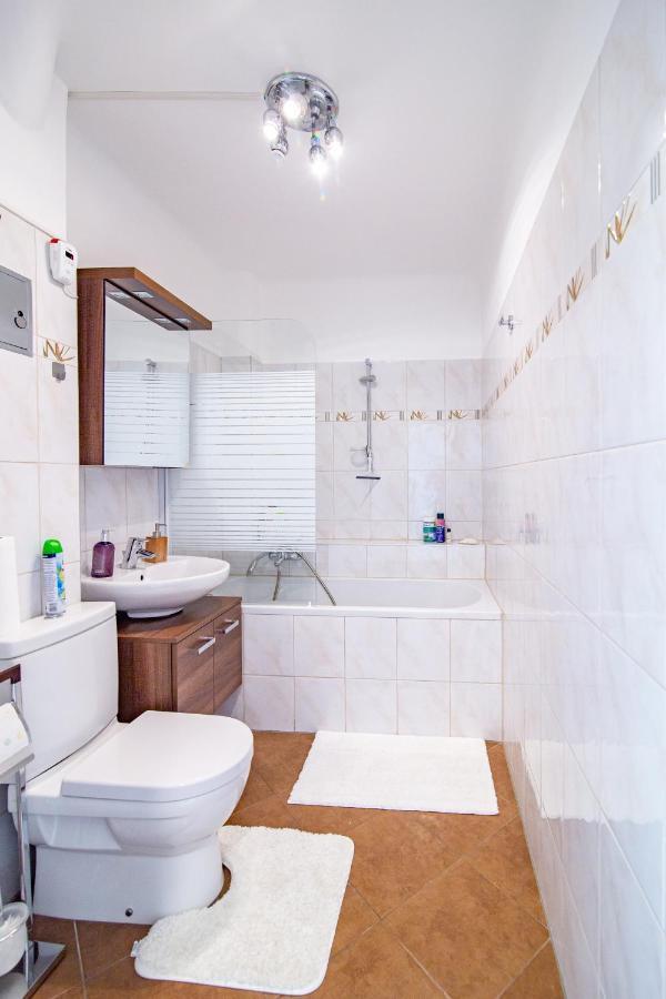 Best Rated Central Apartment Vienna - Ac, Wifi, 24H7Days Self Check-In, Board Games, Netflix Luaran gambar