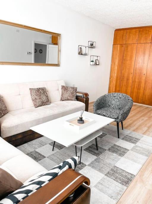 Best Rated Central Apartment Vienna - Ac, Wifi, 24H7Days Self Check-In, Board Games, Netflix Luaran gambar